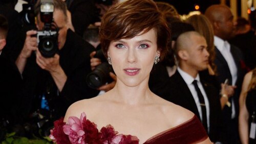 Exigen que Scarlett Johansson renuncie a  Rub & Tug