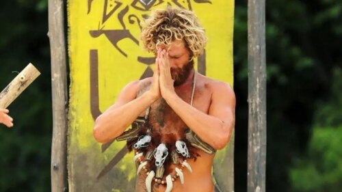 Pablo agradeciendo collar de inmunidad en Survivor México