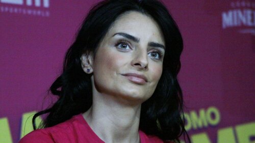 Aislinn Derbez no duerme ahora que es mamá
