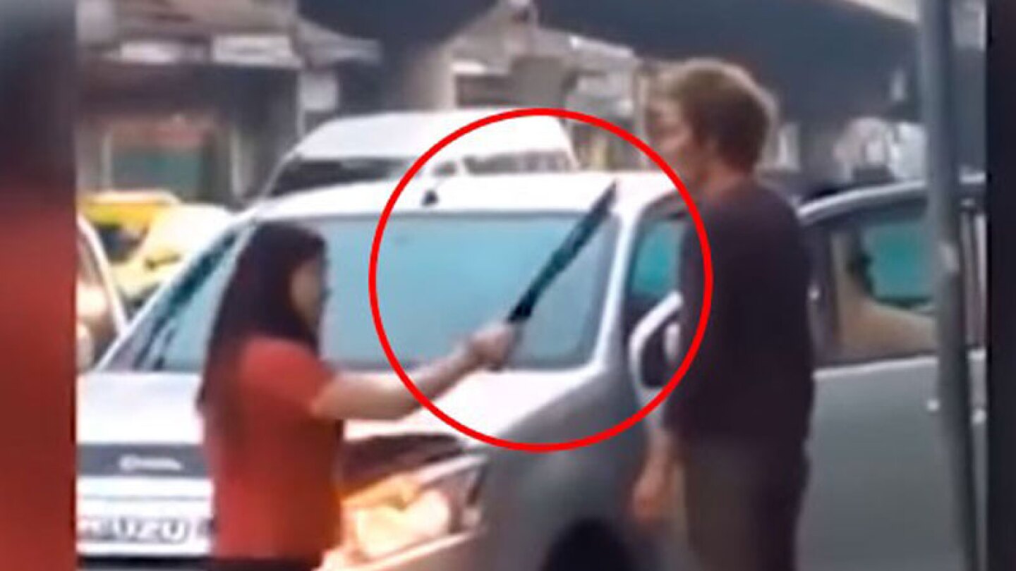 Va por su esposo a la fiesta y lo amenaza con un machete