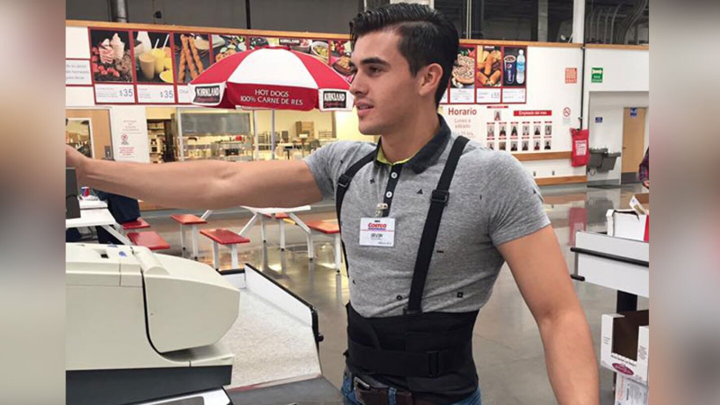 Acosan a al sexy cajero de Costco tras volverse viral 