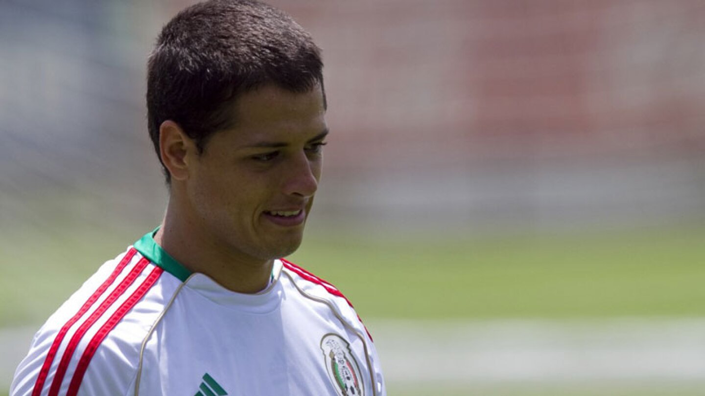 "Chicharito" sacó su lado más romántico y le demuestra su amor a su novia con este mensaje.