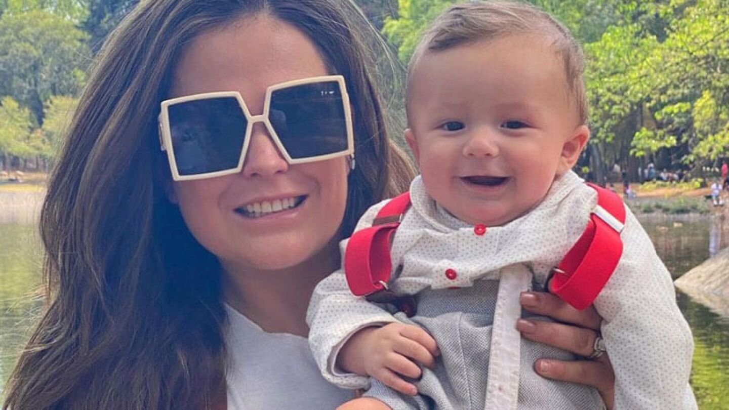 Mariana Echeverría muestra el primer corte de cabello de su bebé