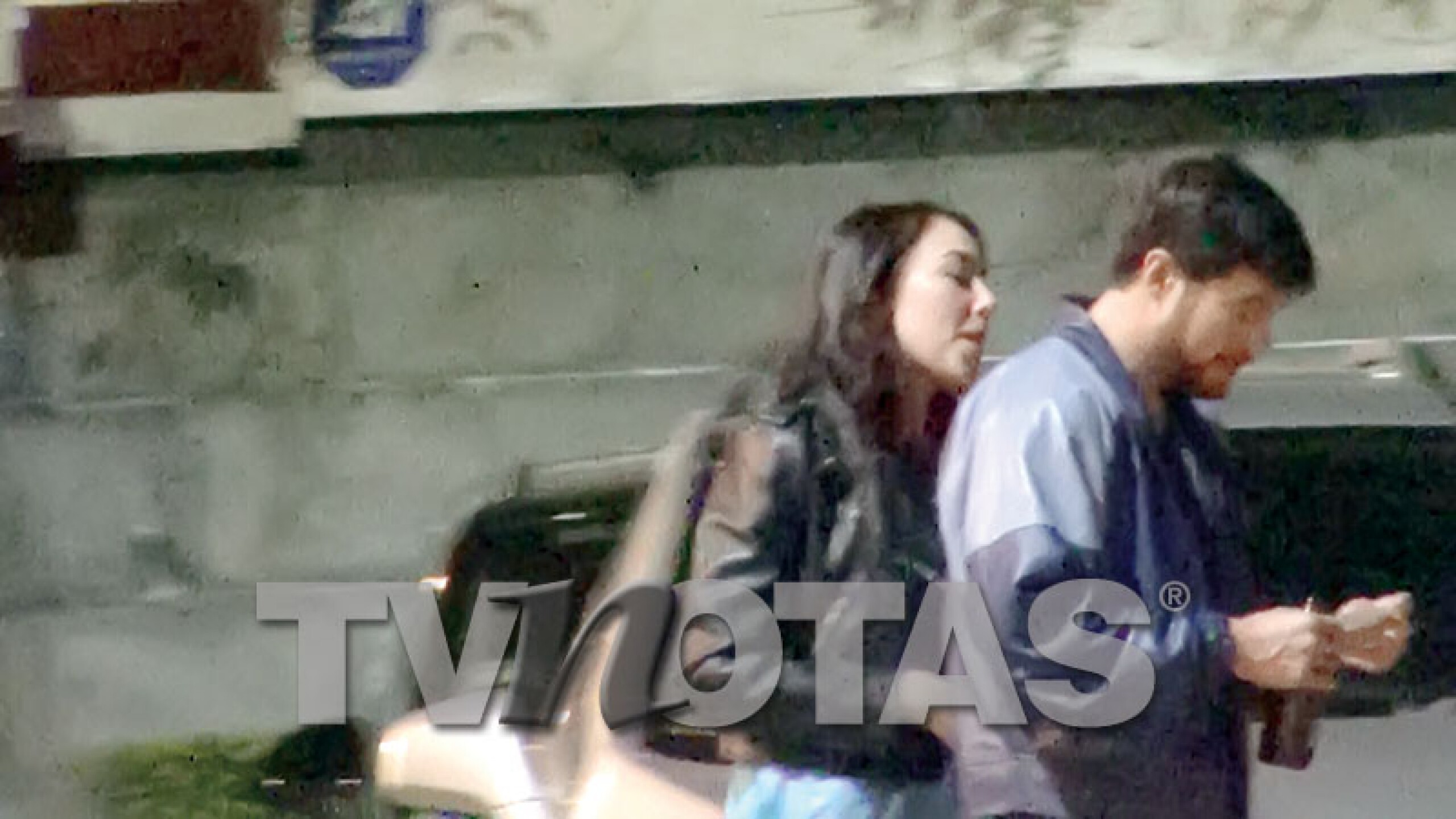 Con Regina Valverde. Ella lo acompañó a su coche y de pronto se pusieron cariñosos