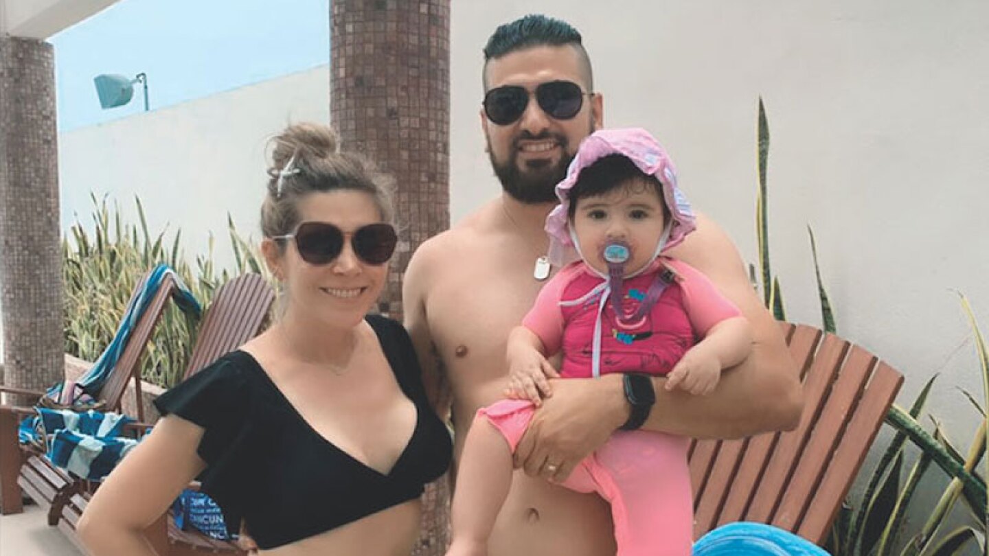 Como familia feliz vimos de vacaciones a Karla Panini y su esposo con sus hijos