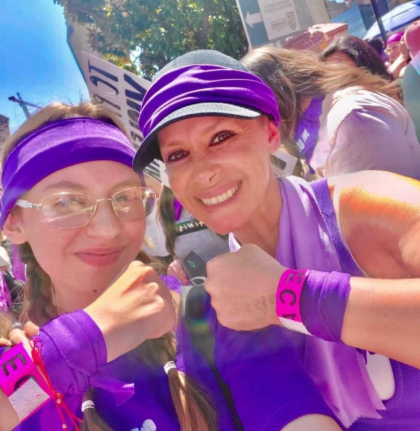 Alexa Parra y Ginny Hoffman felices en la marcha del 8 de marzo para redes sociales