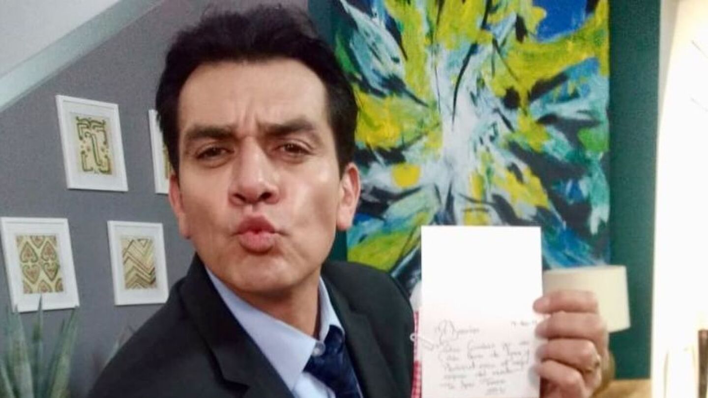 Jorge Salinas mandando un beso coquetamente