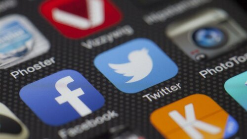 Ellos buscan el amor por medio de redes sociales.