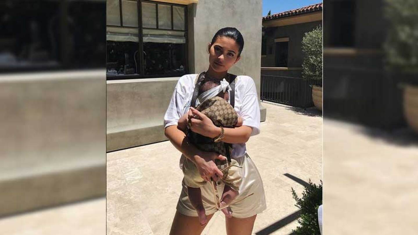 A la edad de 20 años Kylie dió a luz a su primogénita Stormi Webster, a lado de su novio de 26 años Travis Scott.