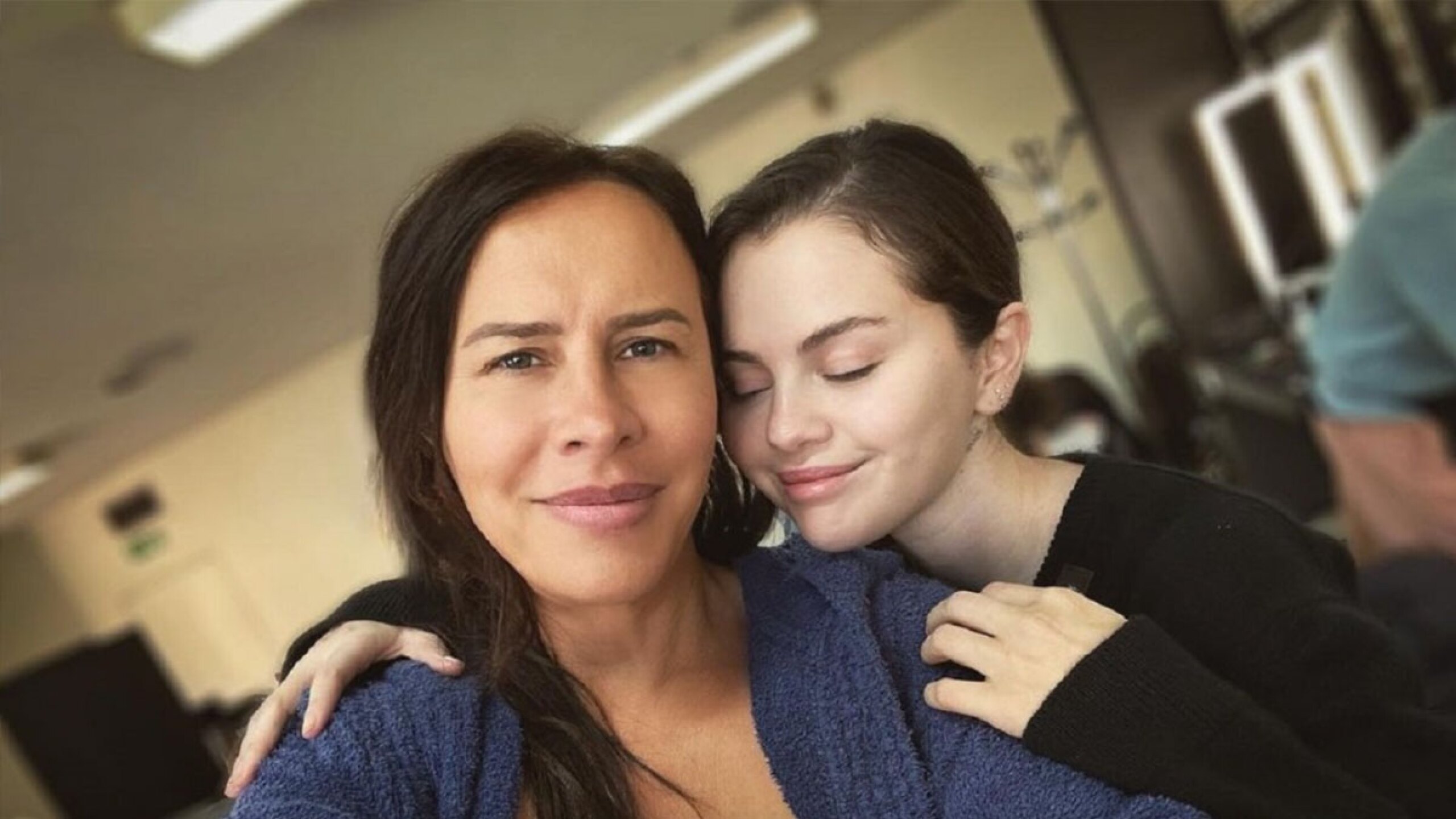 Karla sofía con selena Gomez Emilia perez