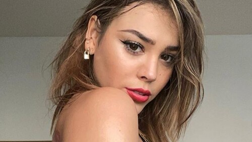 Danna Paola posa en diminuta tanga coral