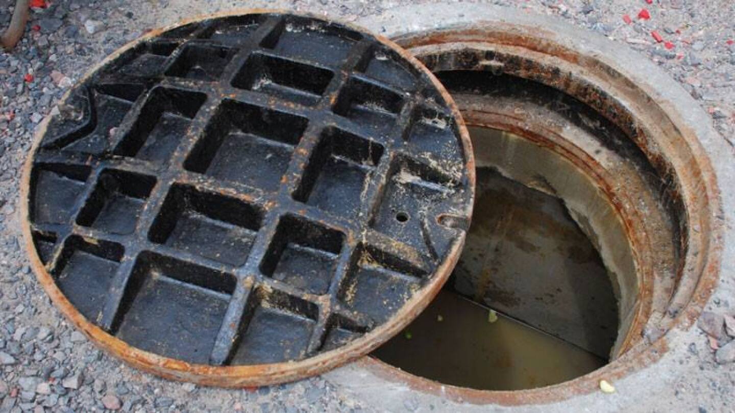 Mujer cae en alcantarilla y encuentra a un niño perdido