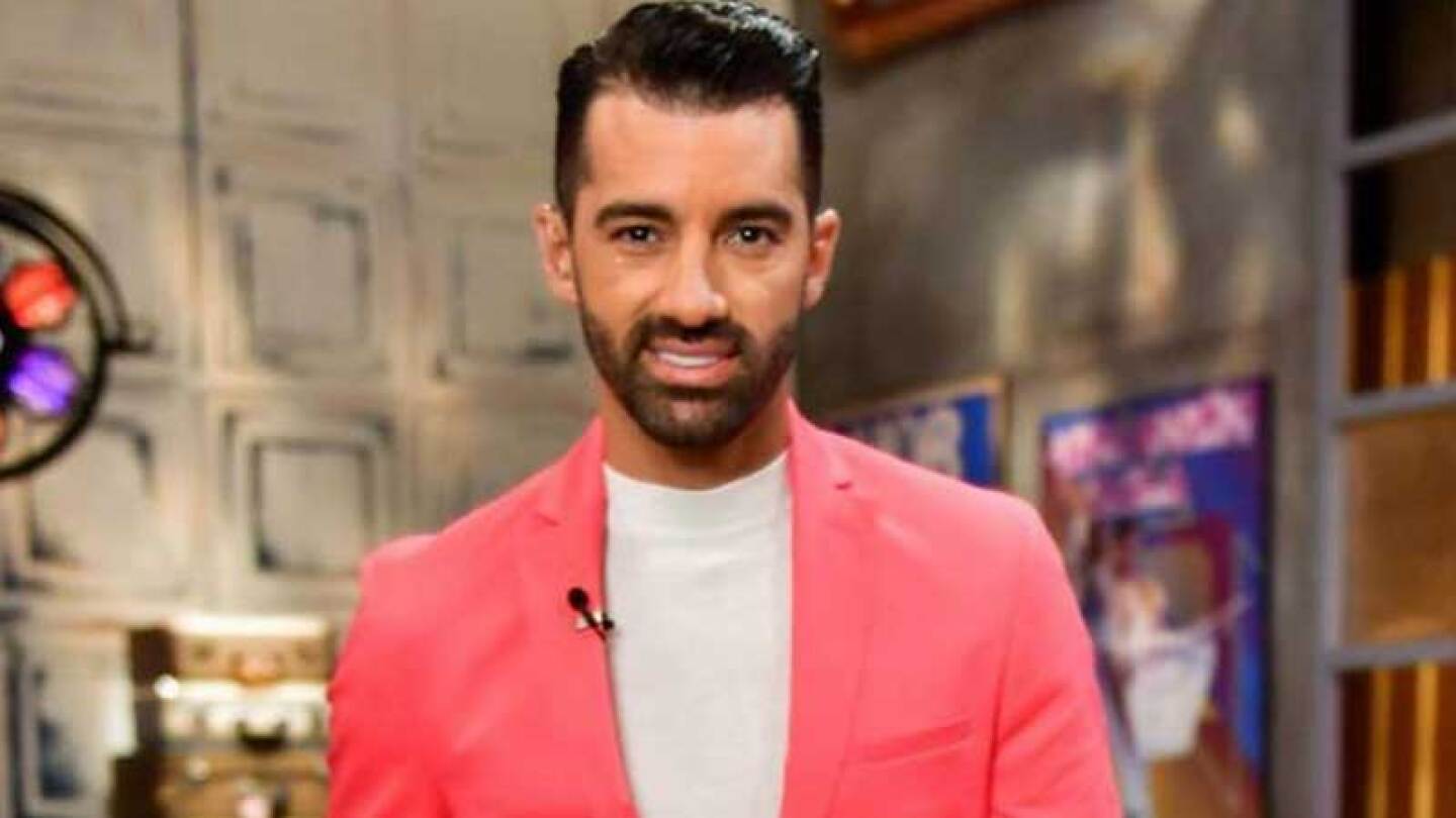 Toni Costa toca cariñosamente a una mujer
