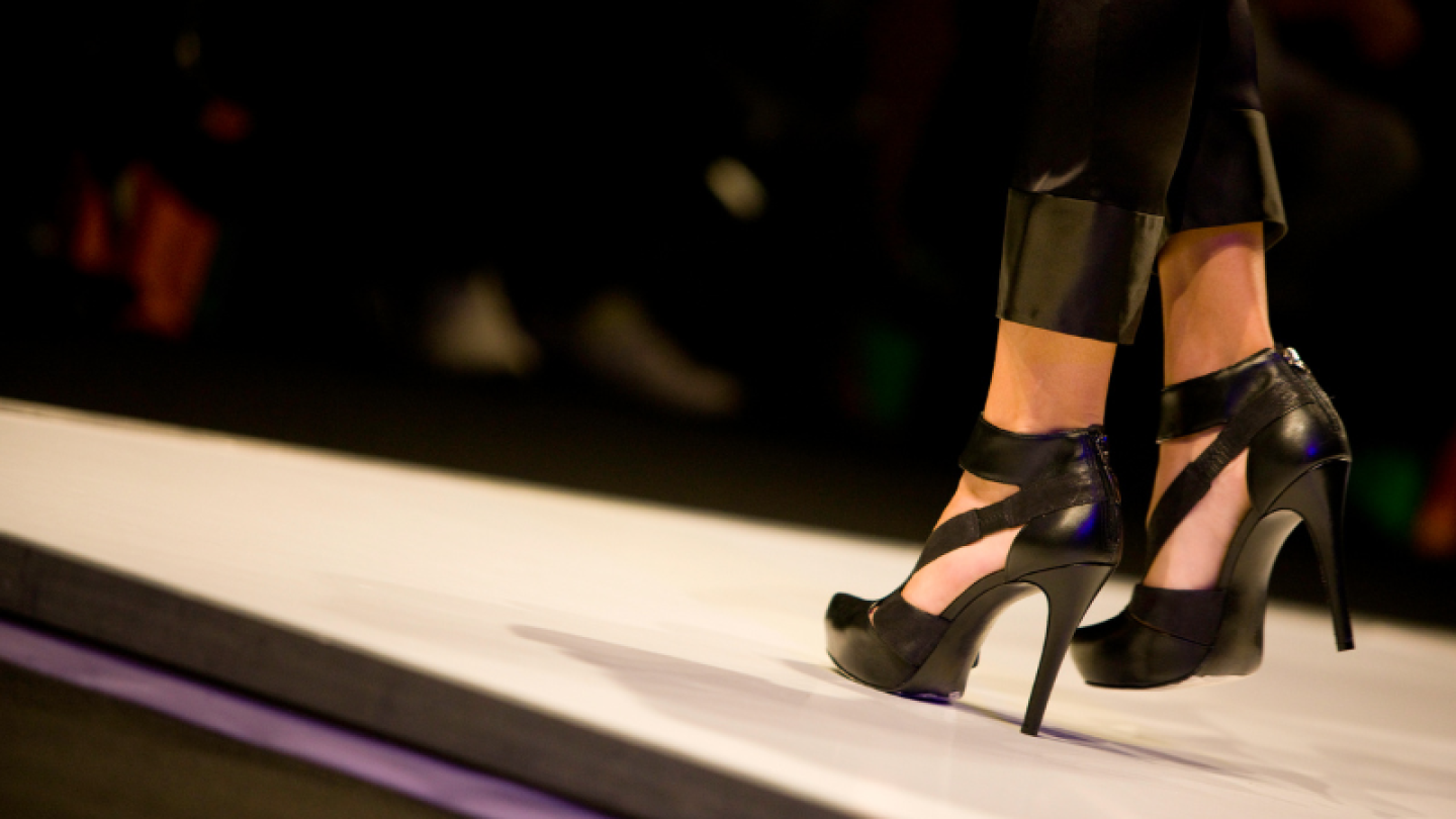 Pasarela modelo tacones