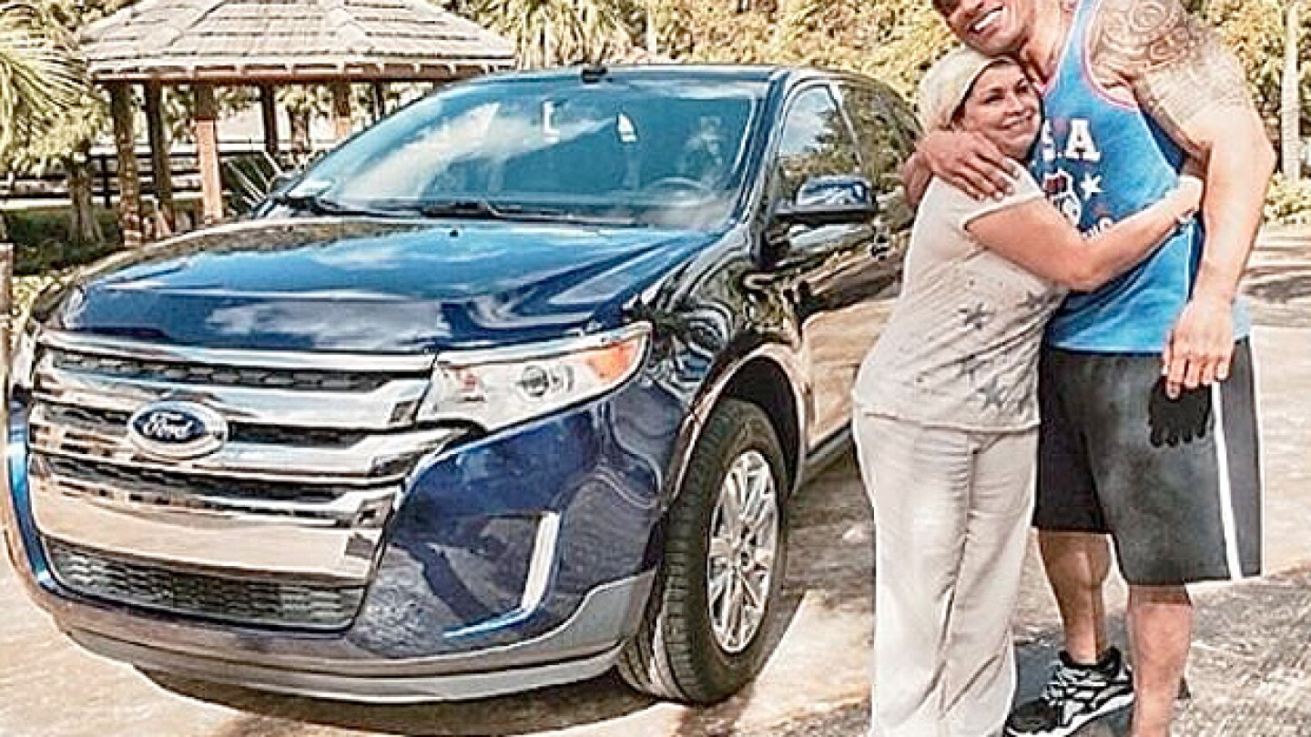 Generoso Roca ¡Qué generoso! 'La Roca' le regaló una camioneta del año a su empleada