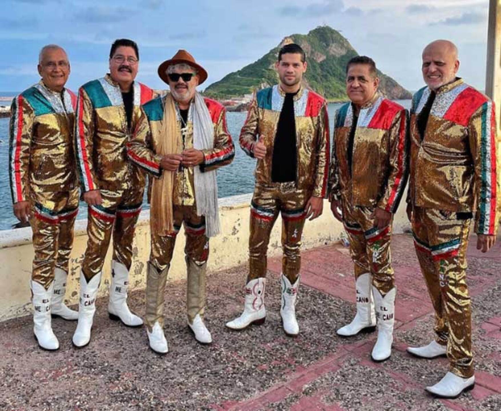 Integrante de Mi Banda el Mexicano se molesta con fans