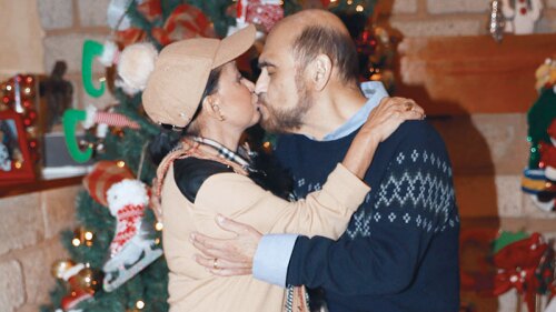 “La Chilindrina” le da tremendo beso en la boca a Edgar Vivar en su cumpleaños 70