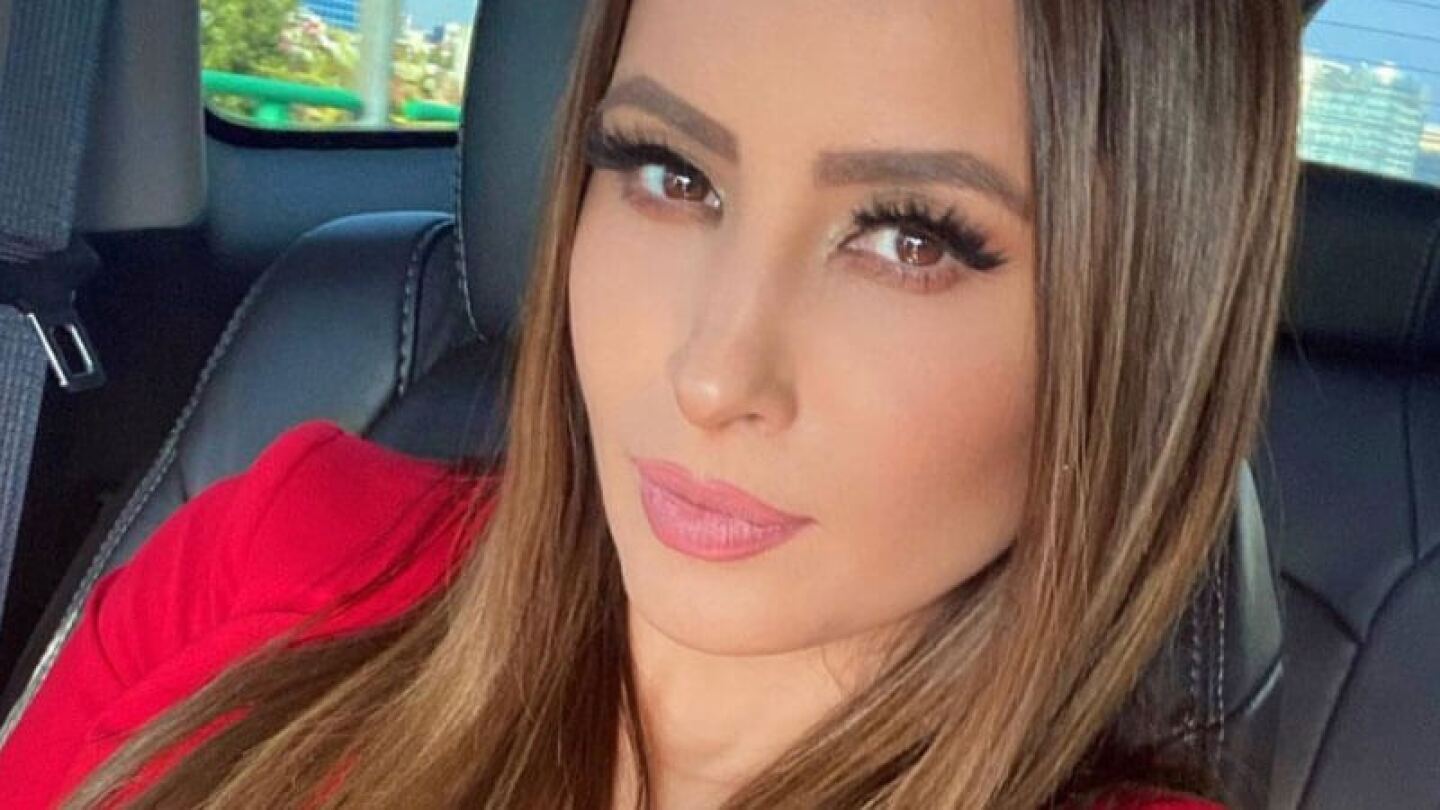 Cynthia Rodríguez hace split en entallado short