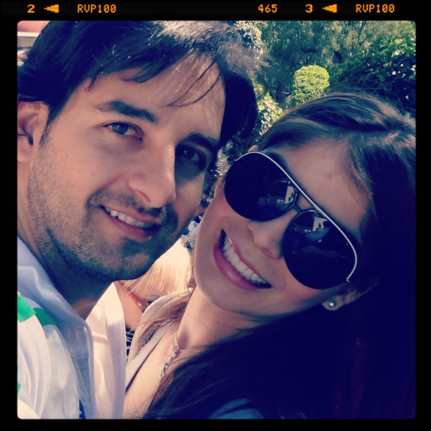 Esmeralda y Johnny están muy enamorados.