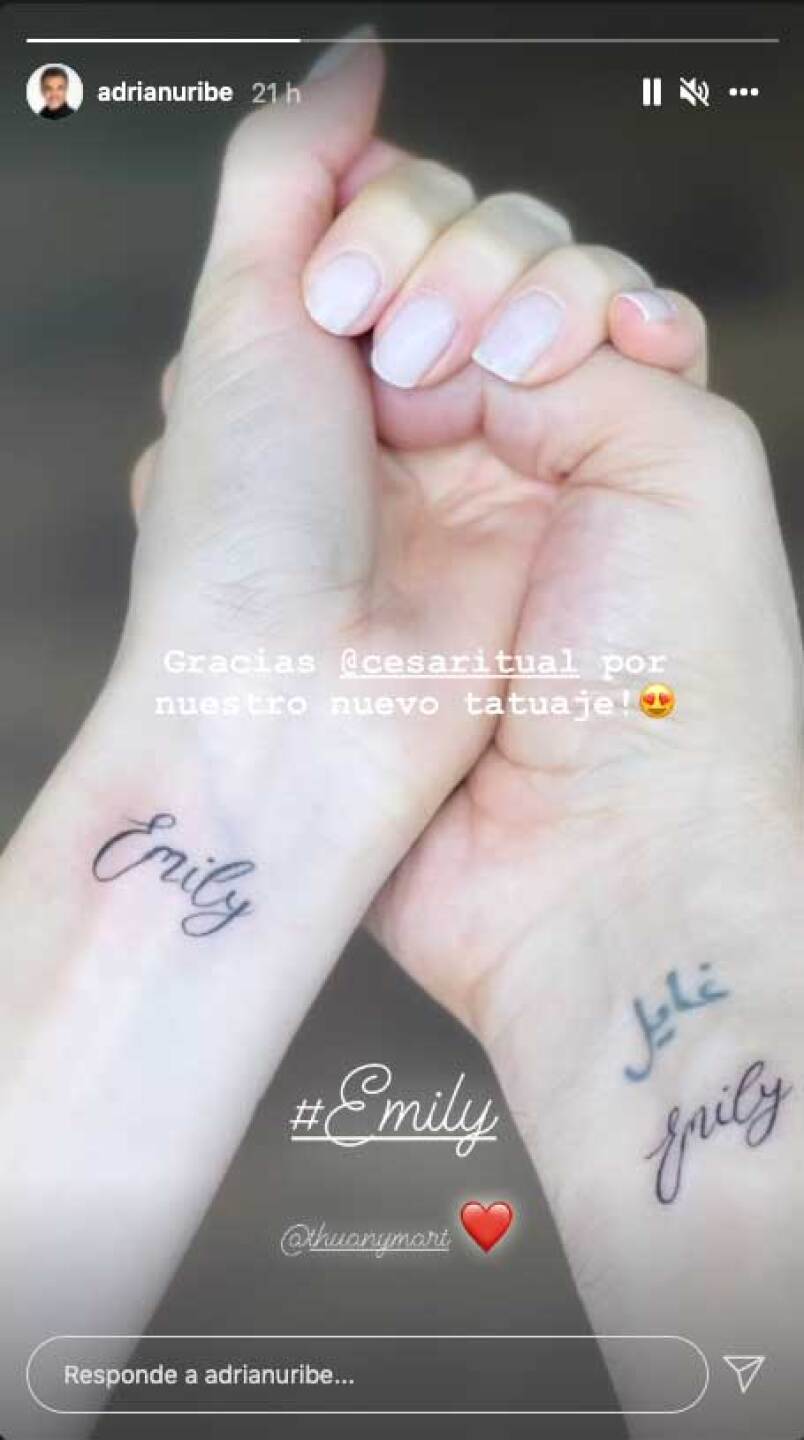 Adrián y su esposa se hacen tatuaje con el nombre de su hija