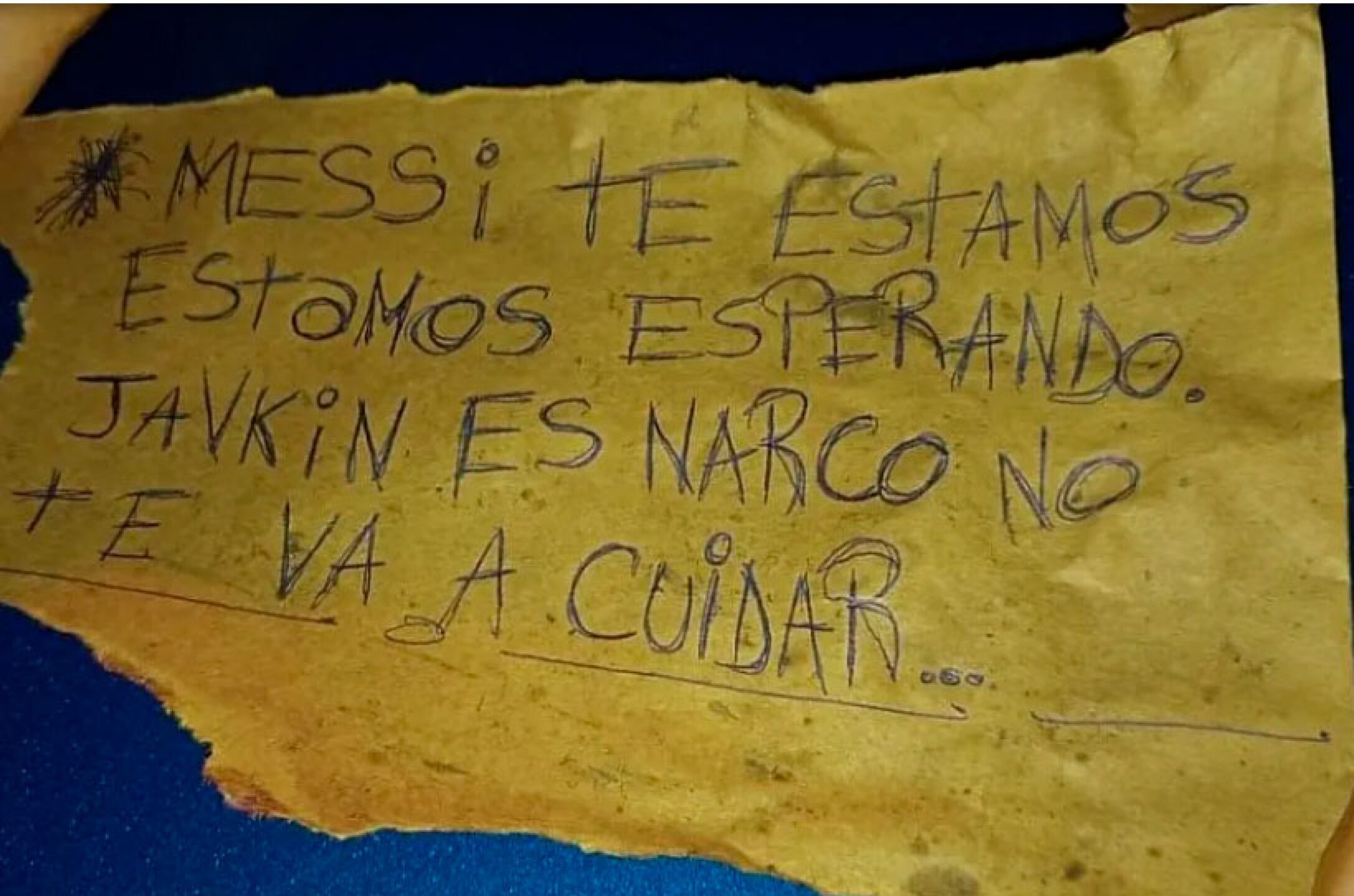 Dos personas a  bordo de una motocicleta descargaron 14 tiros en contra del negocio familiar y dejaron esa amenaza