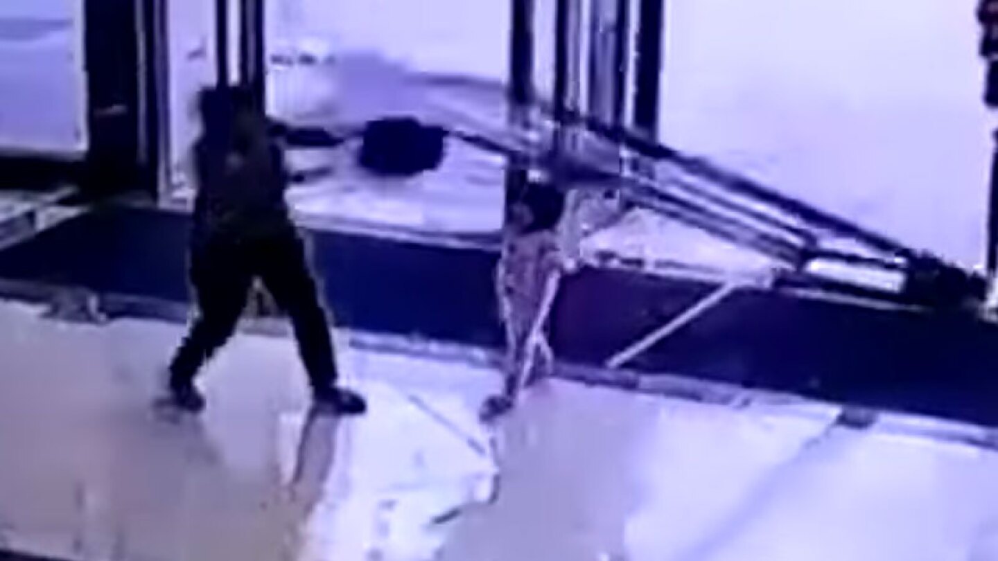 Niña aplastada por una puerta de cristal