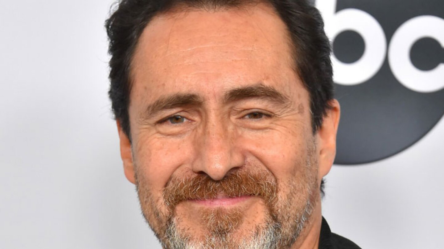 Telemundo pide disculpas a Demián Bichir tras ser exhibidos en redes