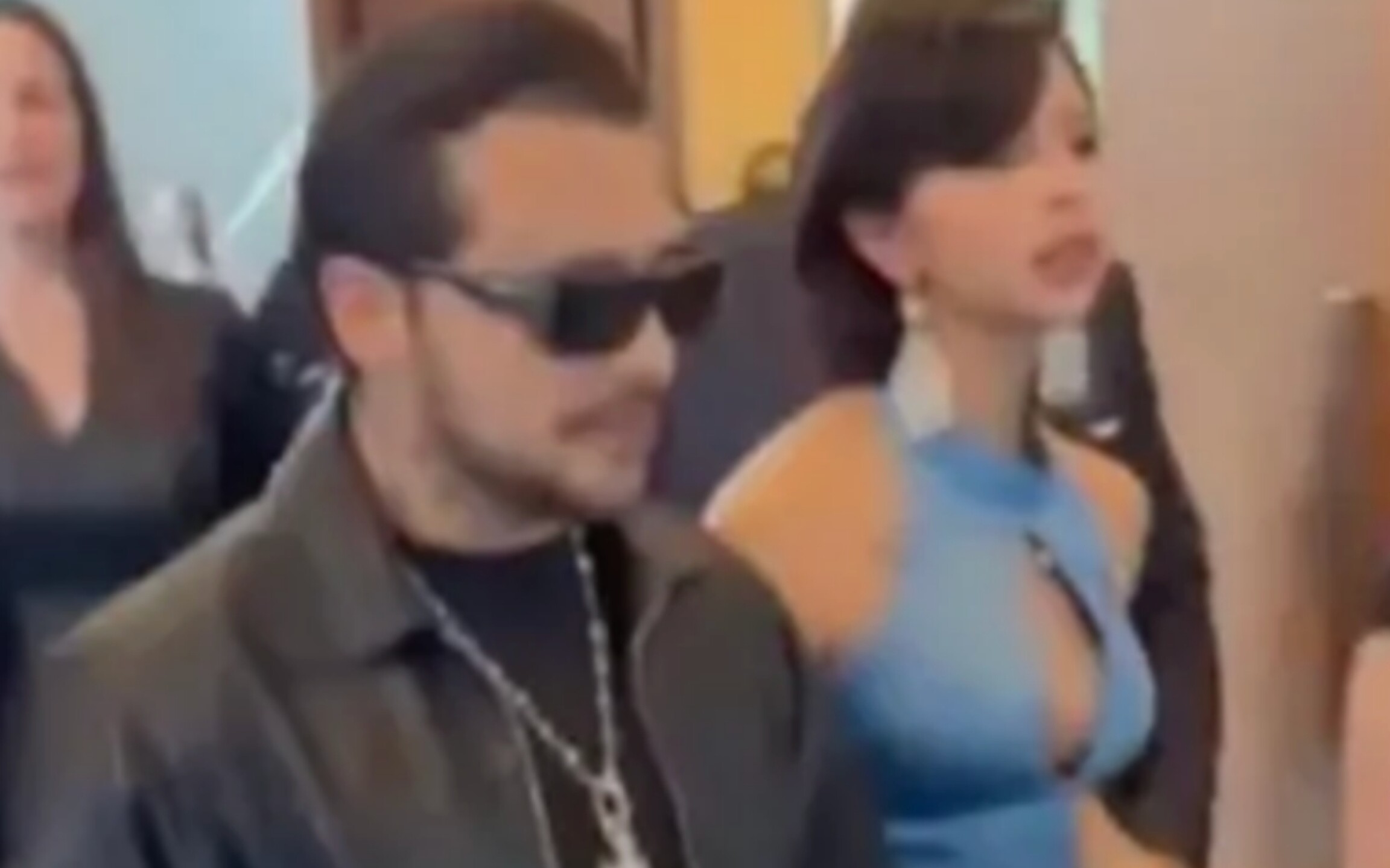Nodal y Ángela Aguilar en el video Los 300