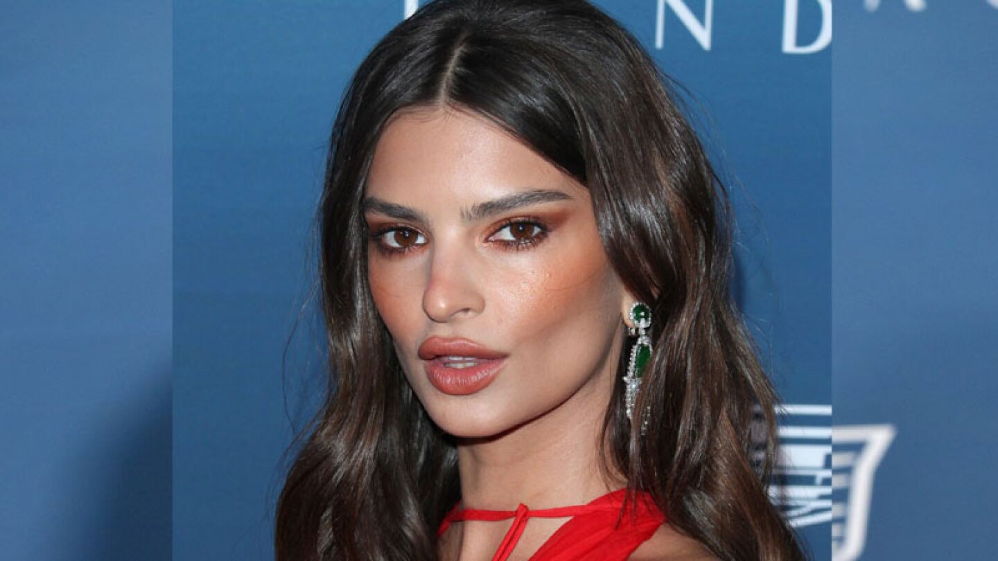 Emily Ratajkowski presume su bronceado trasero en IG sin tanga.