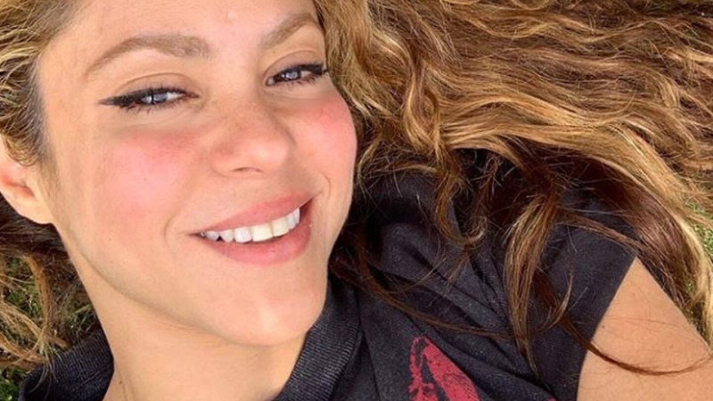 Shakira publica foto posando con un delfín ‘y se la comen viva’ en redes