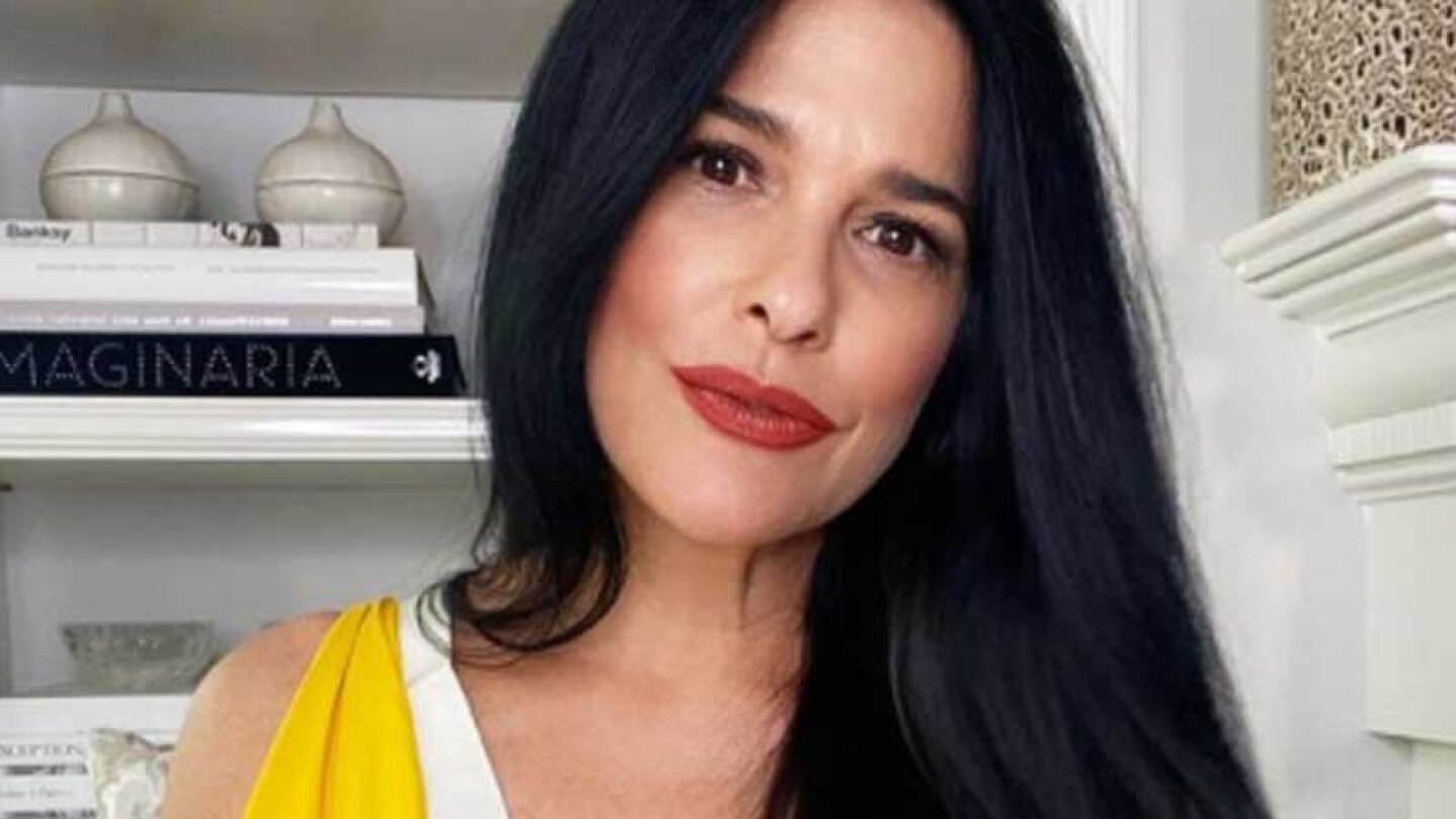 Critican a Martha Debayle por extravagante look y la comparan con Big Bird de Plaza Sésamo