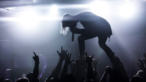 ¡Stage Diving Fallido! Maxi Trusso sufre fuerte caída en pleno concierto