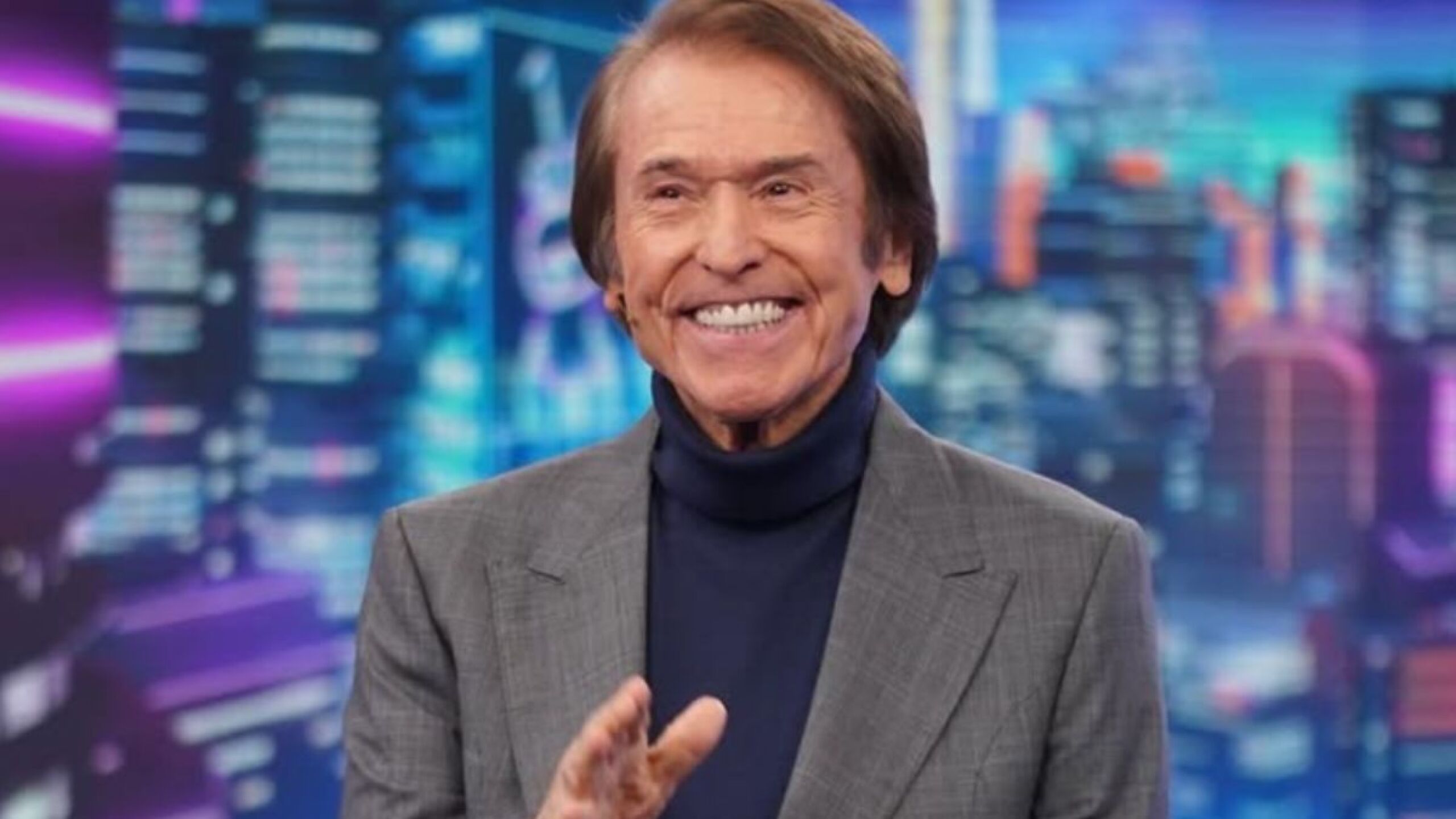 Raphael, cantante, es hospitalizado de emergencia