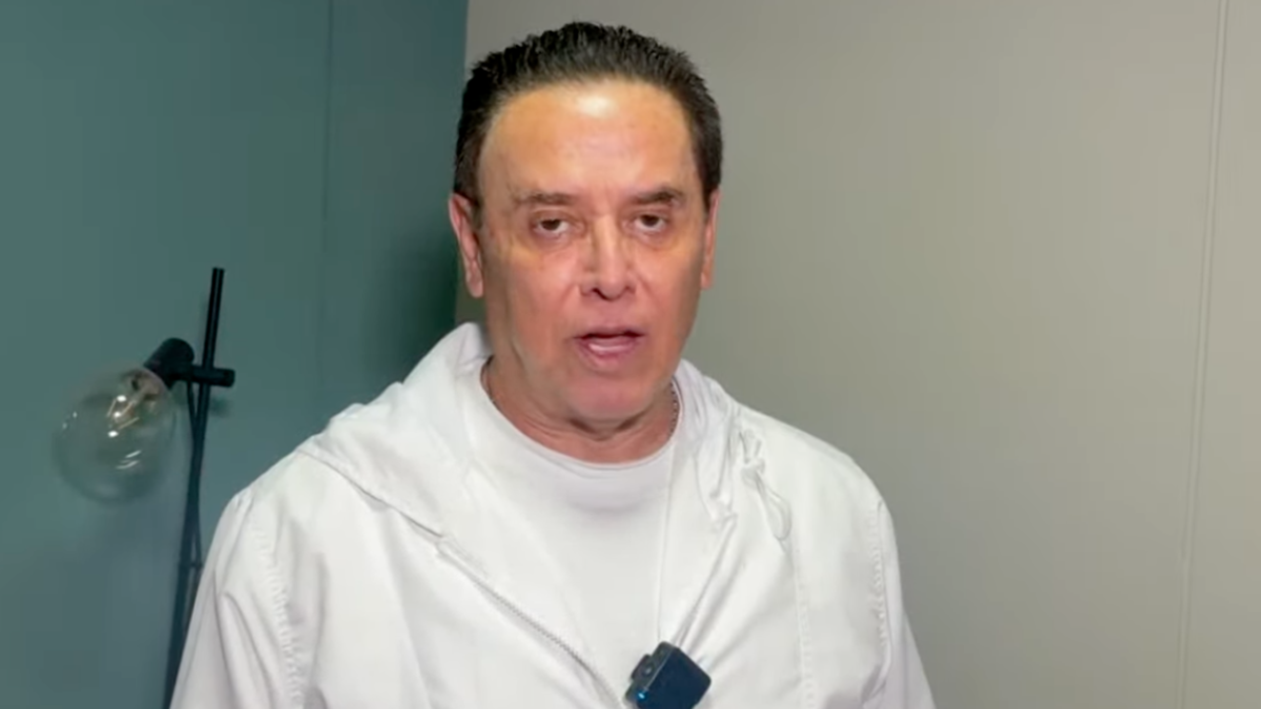Mario Bezares se ausenta de la alfombra, pero envía mensaje desde su camerino