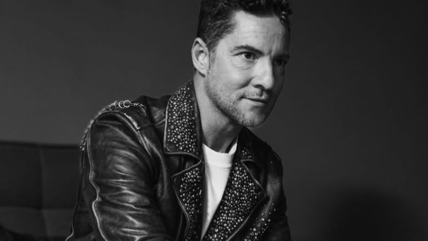 David Bisbal sufre accidente y termina con la ceja lastimada