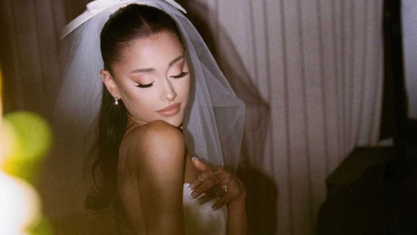 Ariana Grande con vestido de novia Vera Wang