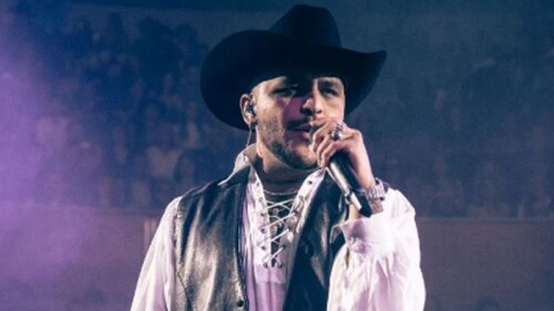 Christian Nodal conmueve a sus fans en pleno concierto