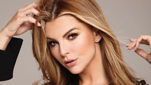 Marjorie De Sousa destapa sus encantos con embarrado traje de baño plata