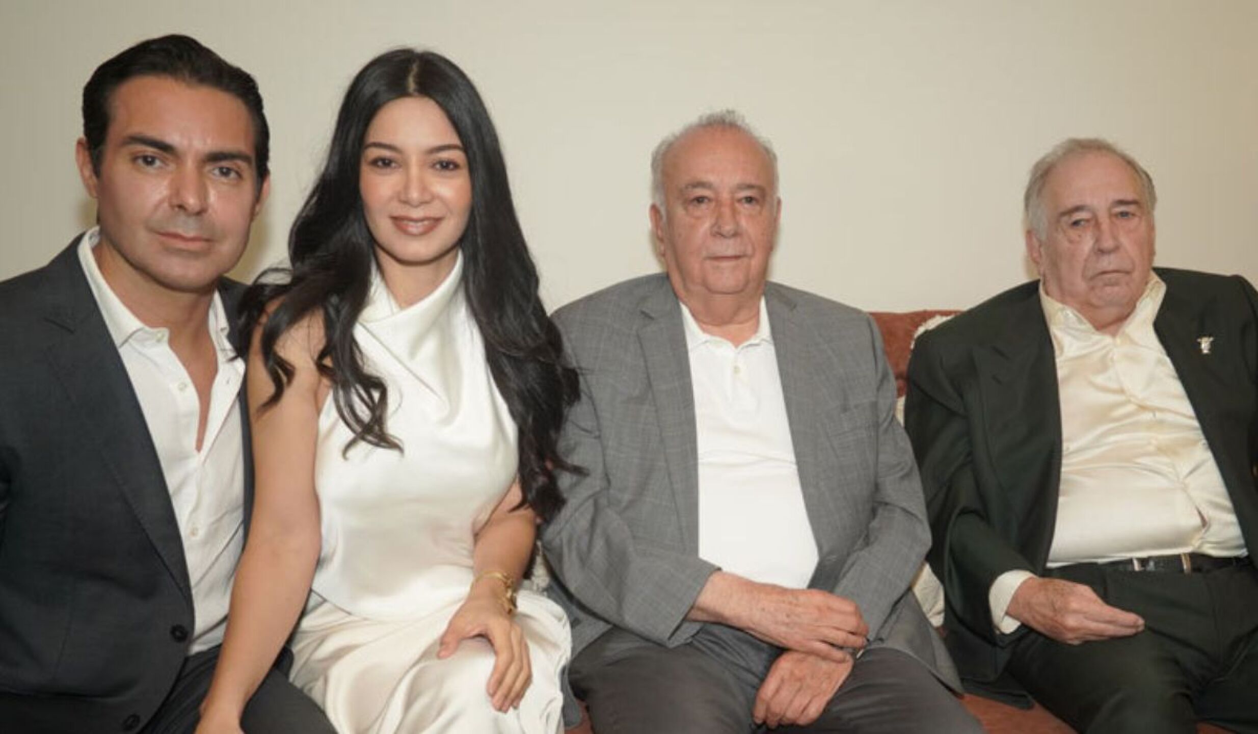 Ernesto D'Alessio y su novia en la celebración por el cumpleaños de Víctor González Dr Simi
