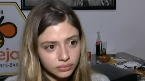 Daniela Parra seria y conmovida