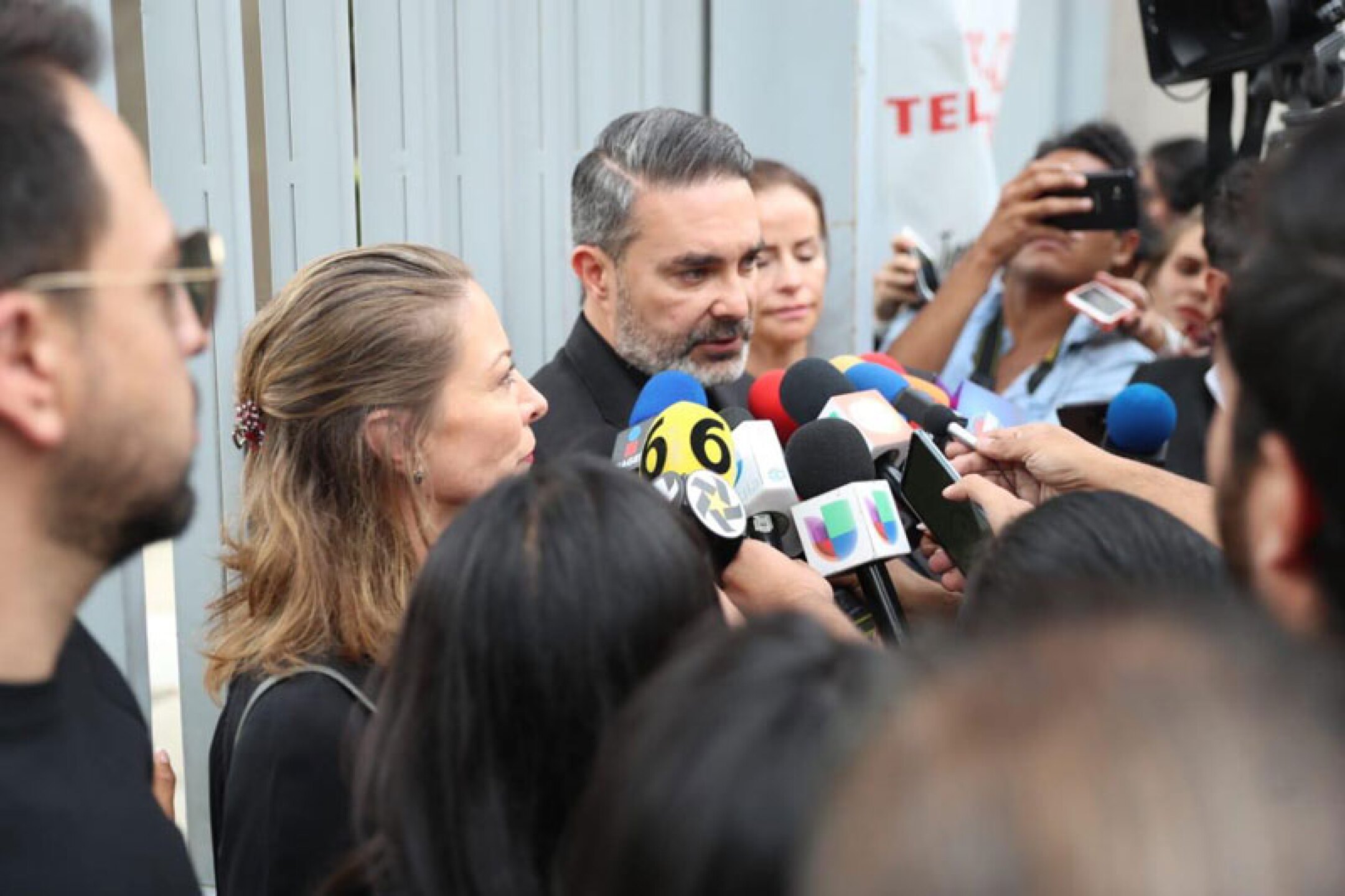 Mauricio Islas, Wendy de los Cobos y Andrea Noli dan último adiós a la actriz.