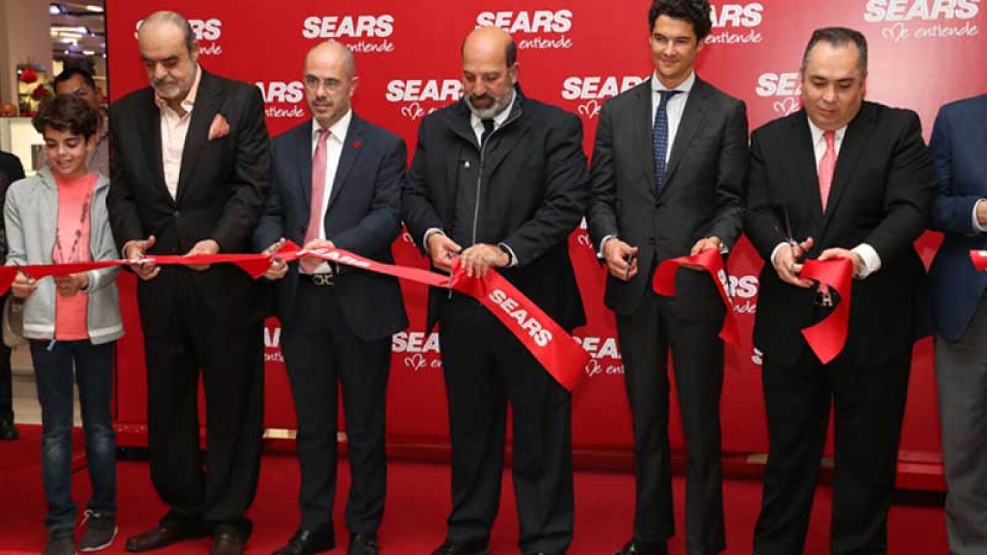 Los directivos cortaron el listón inaugural de la tienda.