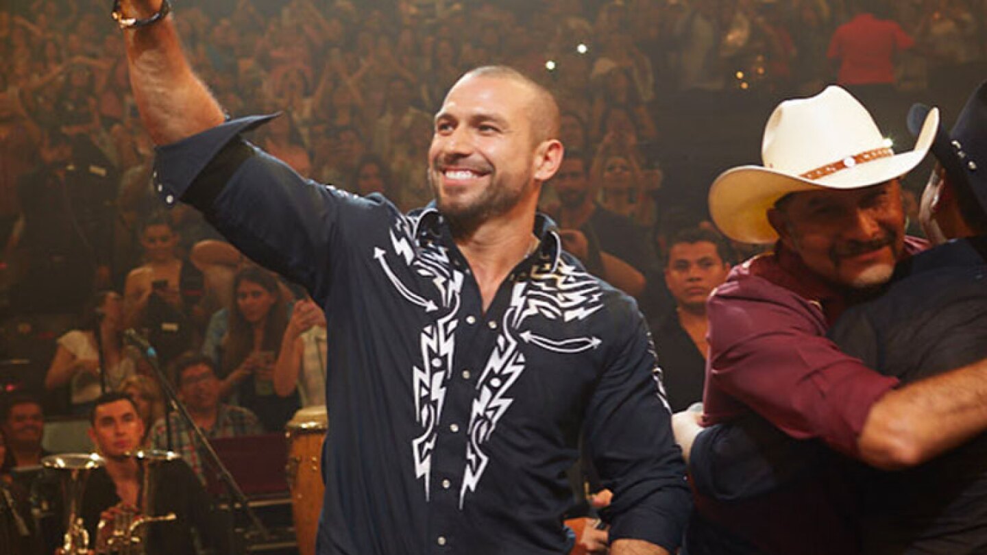 Sorprendió en un concierto de Julión Álvarez.