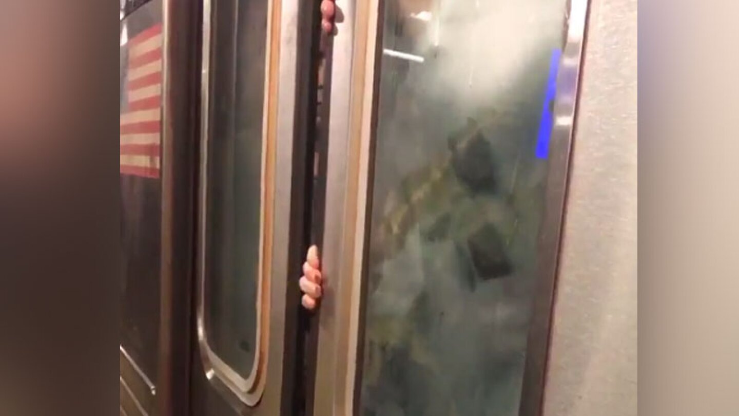 Pasajeros quedan atrapados en un tren de Nueva York