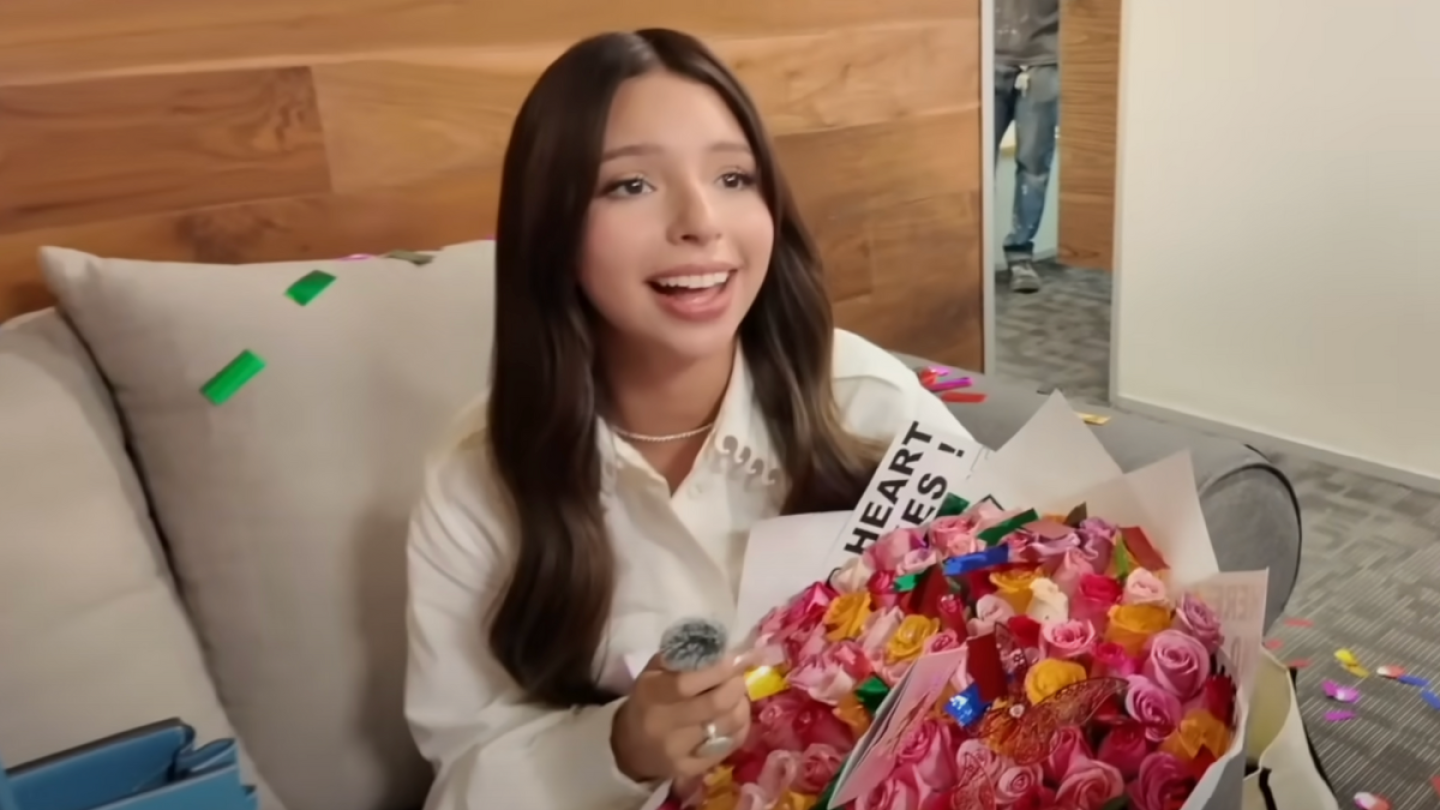 Ángela Aguilar recibe flores de 'El patrón', pero no se las mandó Nodal.png