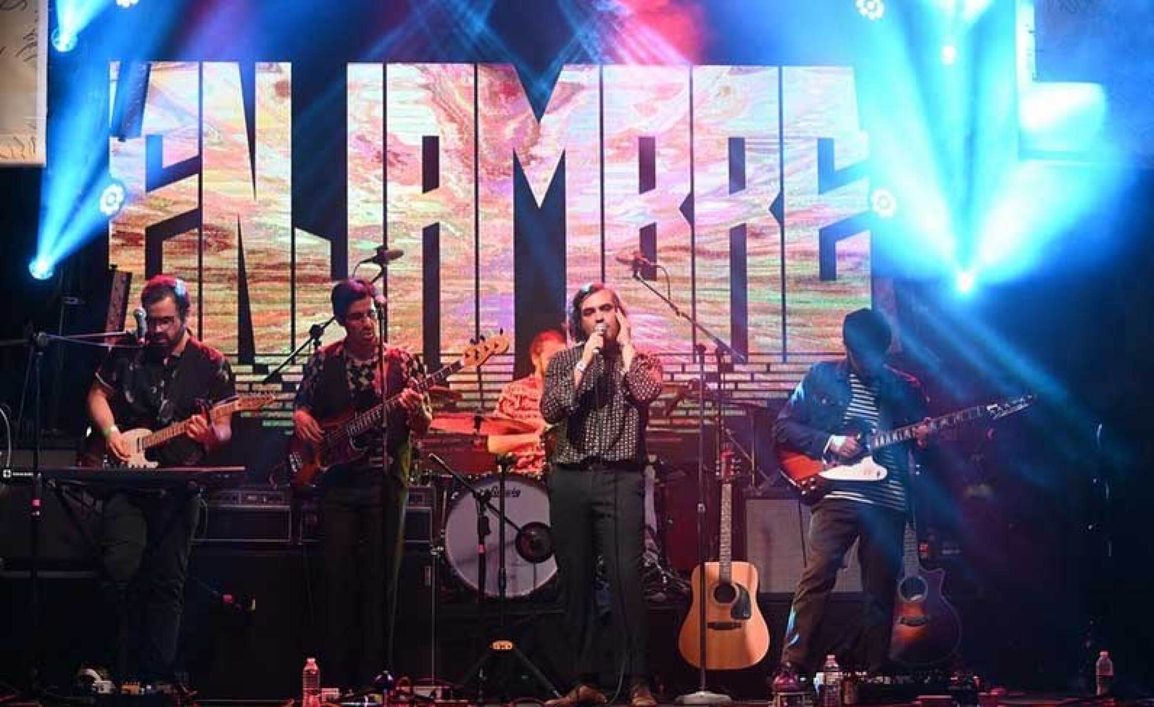 Enjambre sorprende a su público