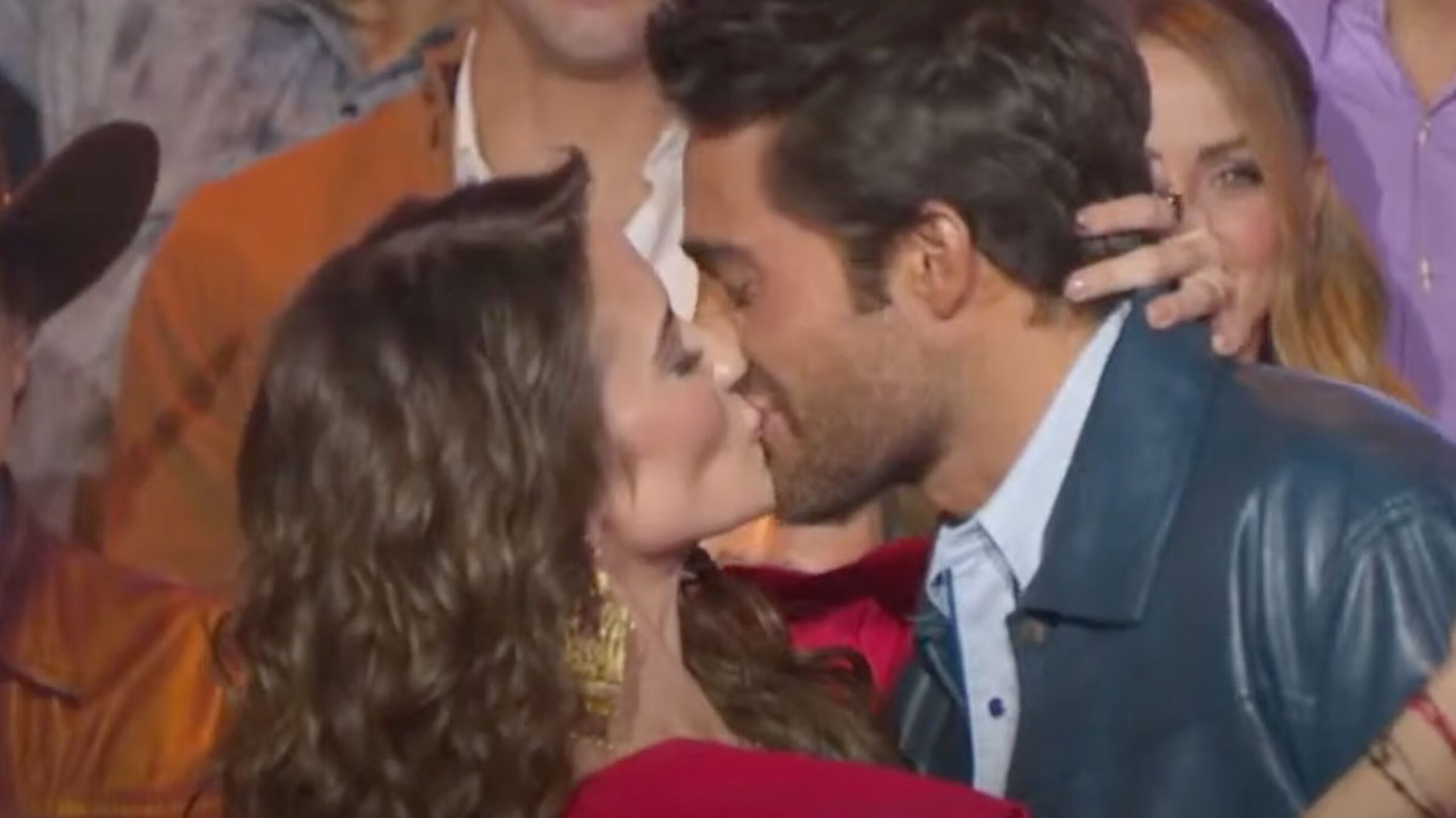 Kimberly Dos Ramos y Rodrigo Guirao beso presentación telenovela Me atrevo a amarte