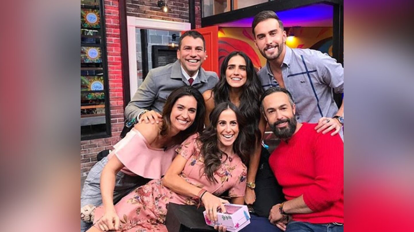 Será que esta es una etrategia de la producción para llamar la atención y quitar un poco de audiencia a su competencia.