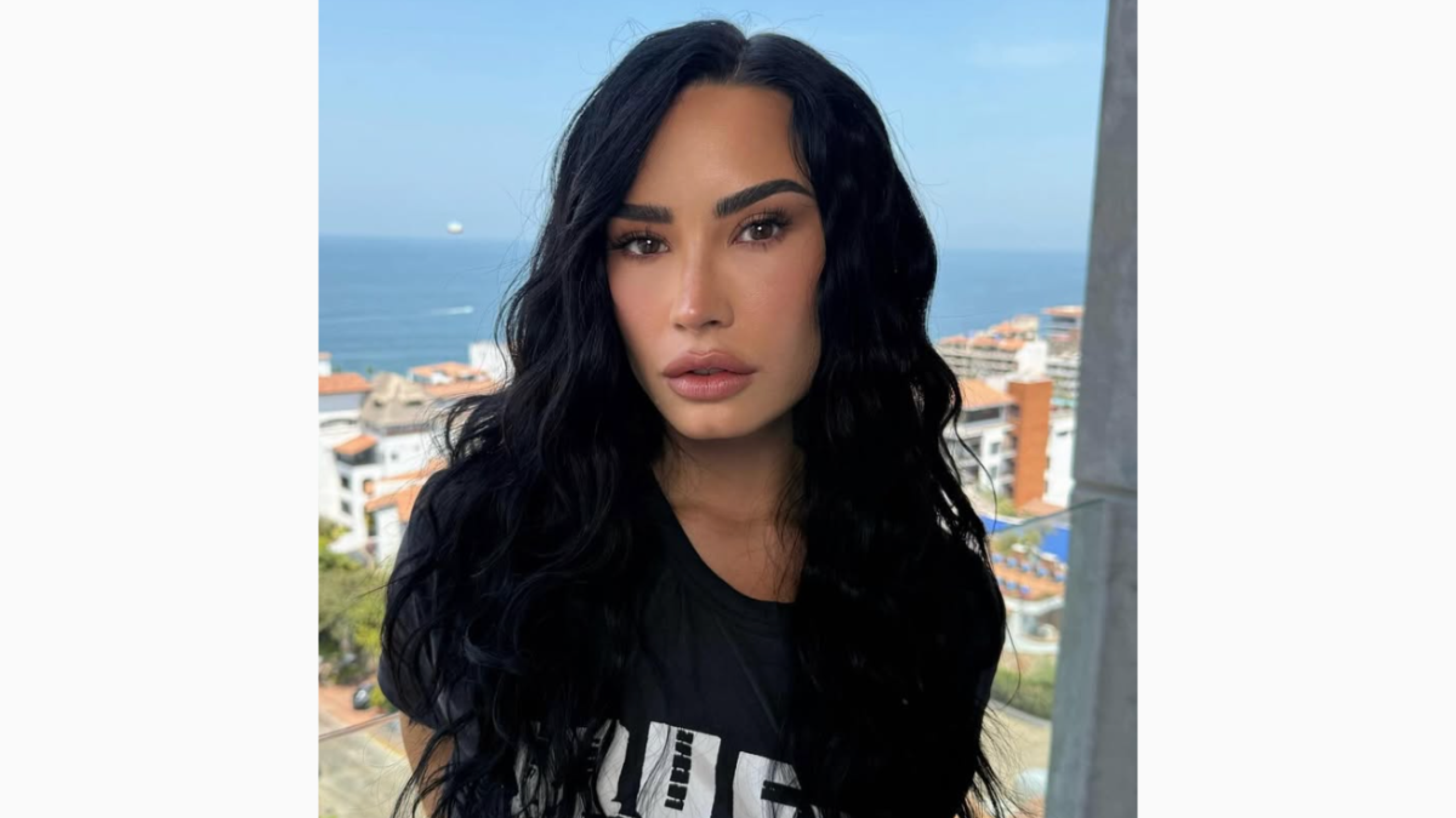 Demi Lovato impacta con rostro irreconocible.png