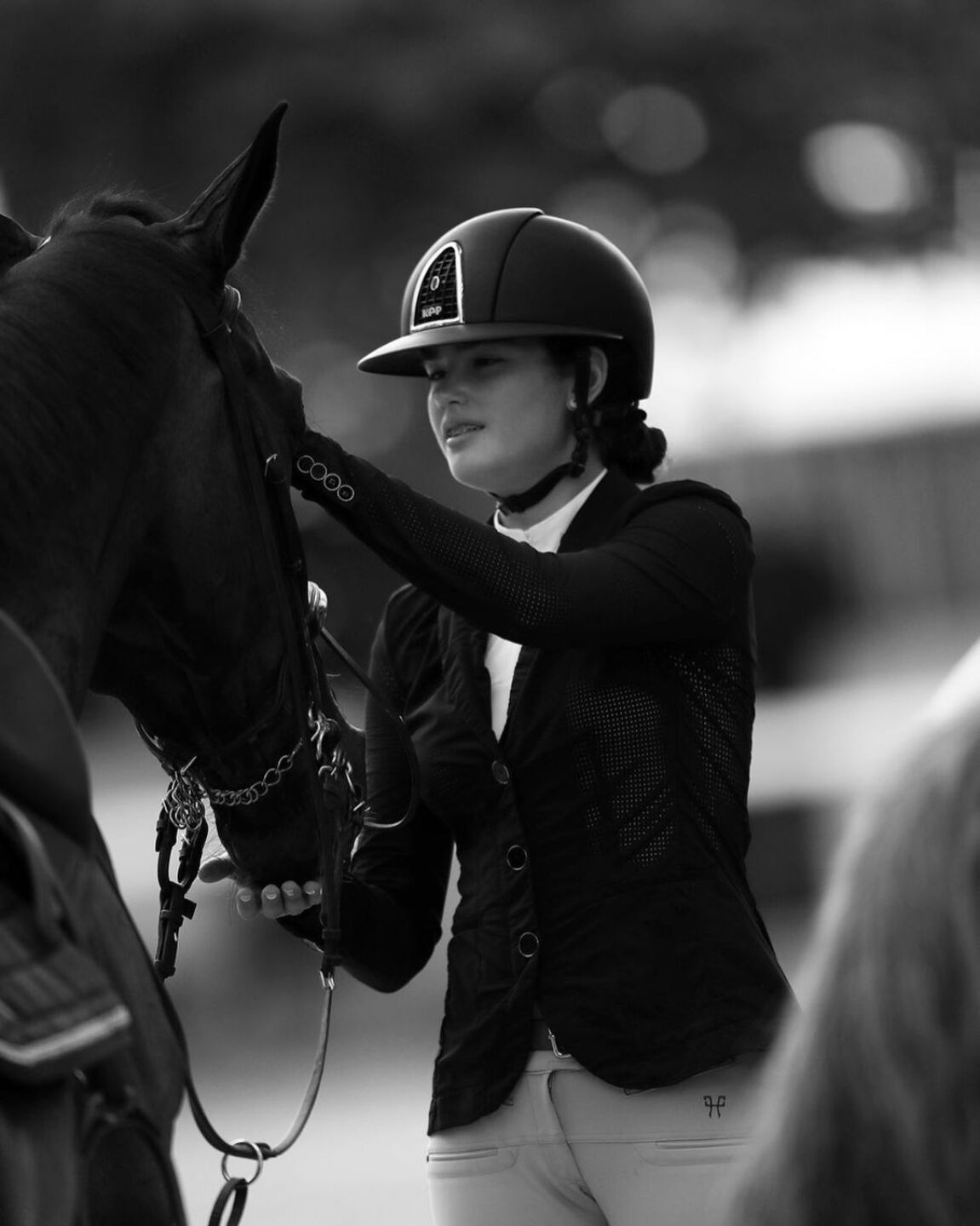 La joven ama los caballos
